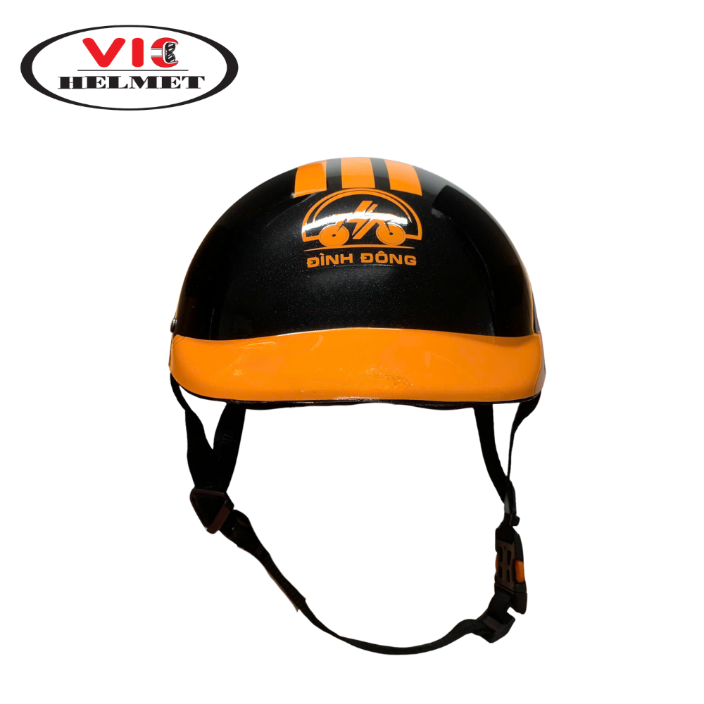 Cận cảnh mũ bảo hiểm in logo Thanh Hóa, chất liệu nhựa ABS bền chắc, sơn 2K bóng mịn, logo in lụa sắc nét thương hiệu VIC Helmet.