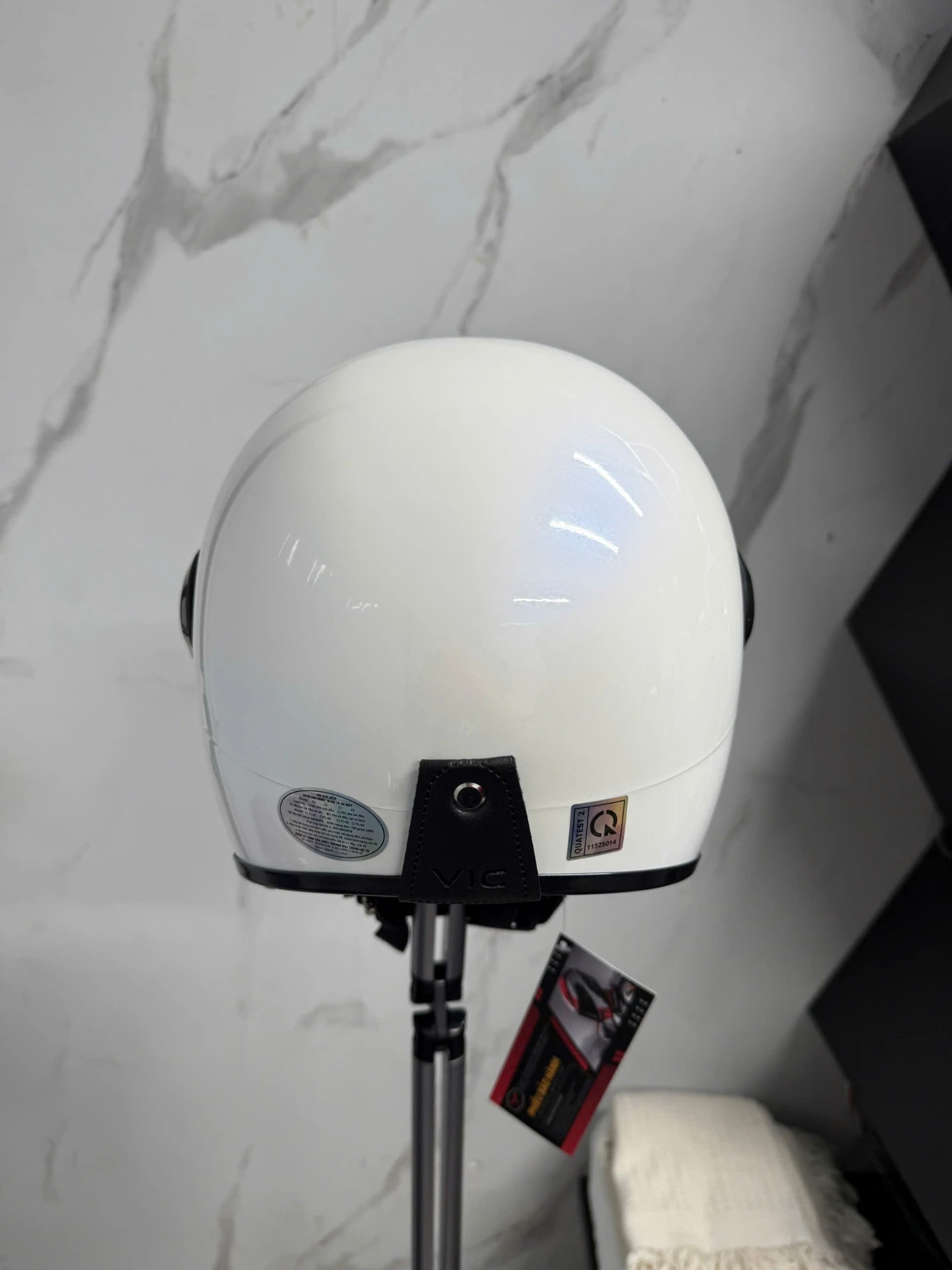 Mũ bảo hiểm in logo VIC HELMET dán tem hợp quy CR QUATEST 2