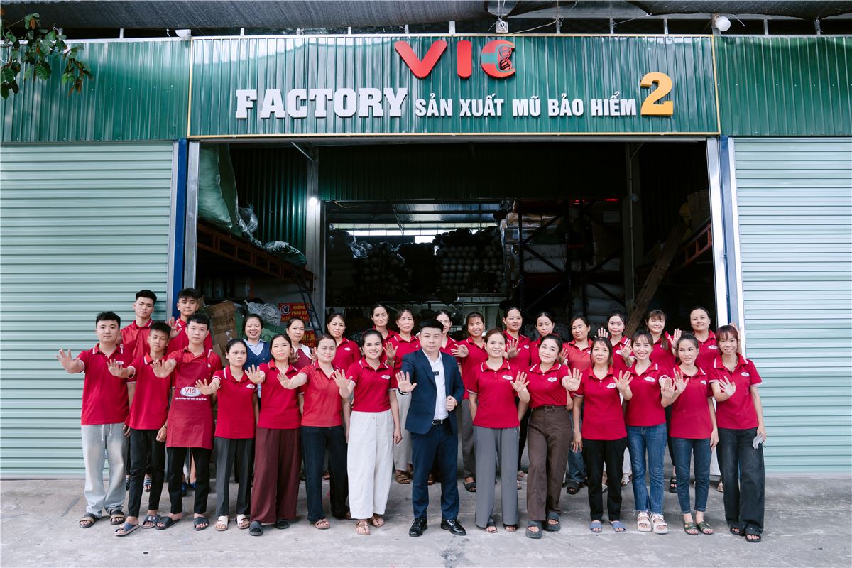 Xưởng in logo mũ bảo hiểm uy tín phục vụ Hà Tĩnh - đội ngũ VIC HELMET trước nhà máy